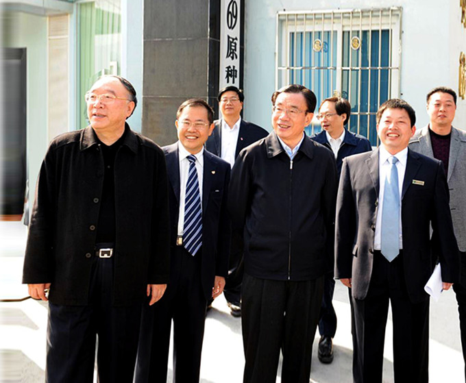 時任中共中央政治局常委紀委書記賀國強、重慶市市長黃奇帆等領(lǐng)導(dǎo)視察重慶69